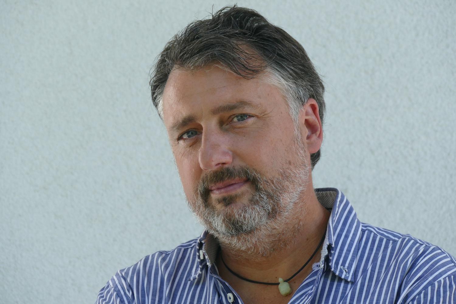 Attraktiver Thomas Bauer mit offenem Hemd