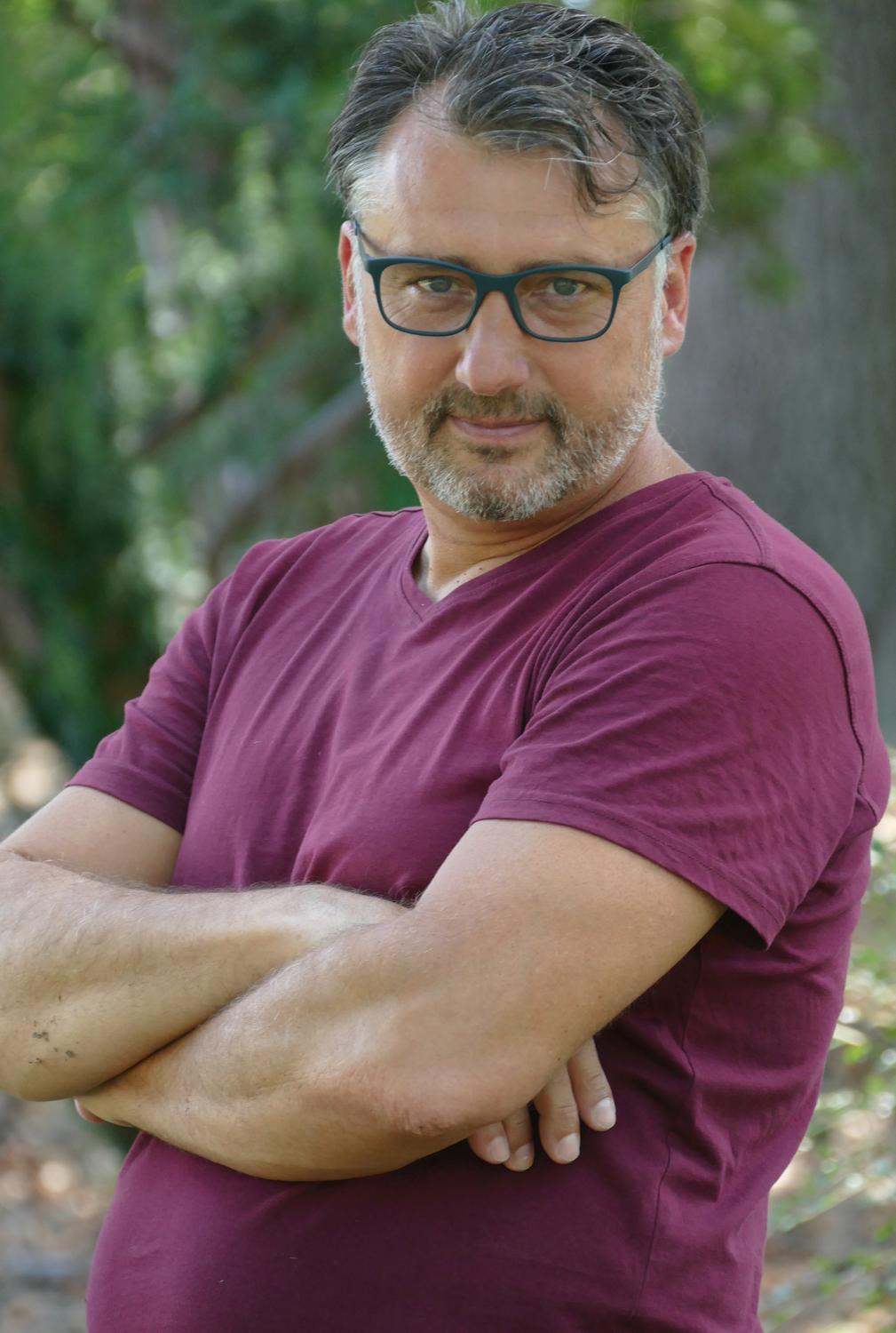 Attraktiver Thomas Bauer mit verschränkten Armen und Brille