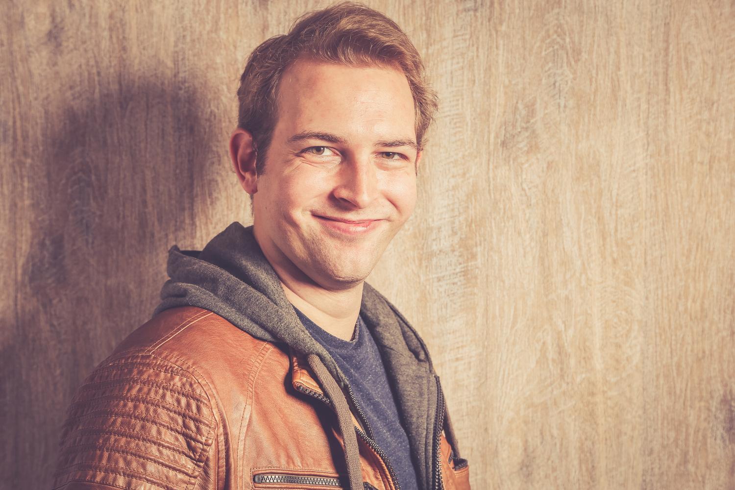 Attraktiver Alexander Nowotny in Lederjacke