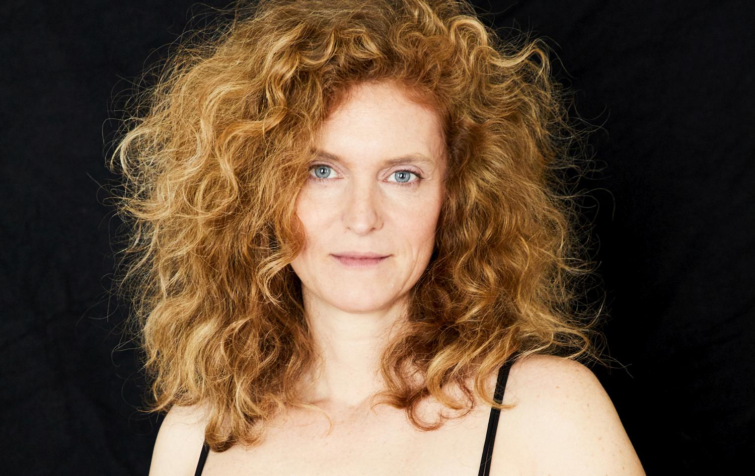 Verführerische Dominique Reitinger mit wallendem Haar