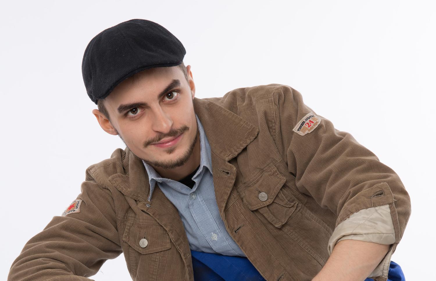 Attraktiver Rafael Witak auf einem Fahrrad